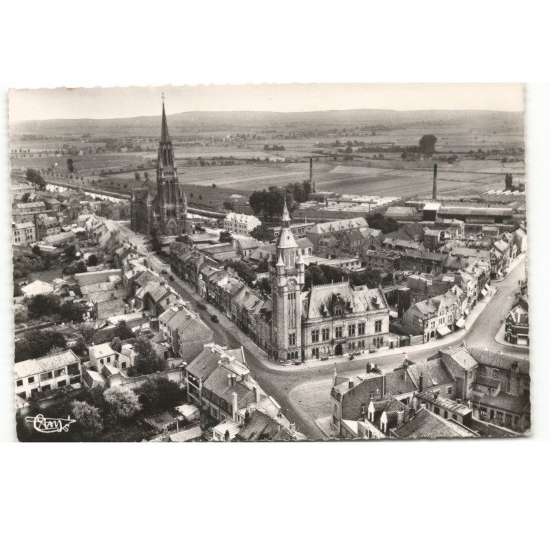 ESTAIRES: l'hôtel de ville, l'église saint-vaast vue aérienne 10X15 - très bon état