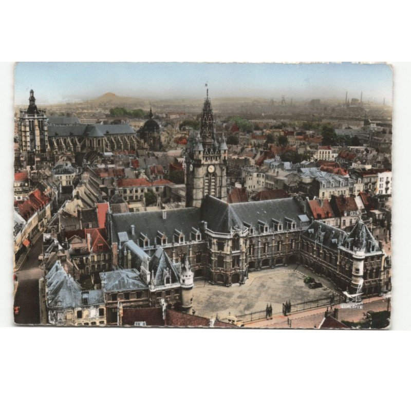 DOUAI: le beffroi vue aérienne 10X15 - très bon état