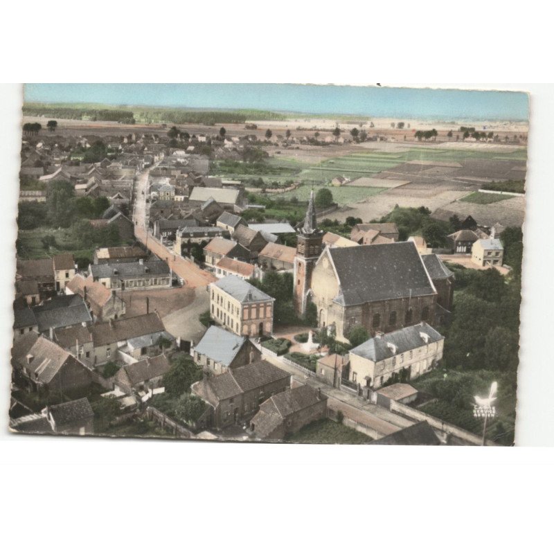 QUAROUBLE: l'église la mairie et la place vue aérienne 10X15 - très bon état