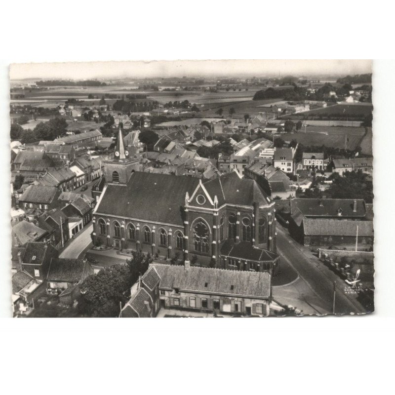 NEUVILLE-en-FERRAIN: l'église saint-quinrin et la place vue aérienne 10X15 - très bon état