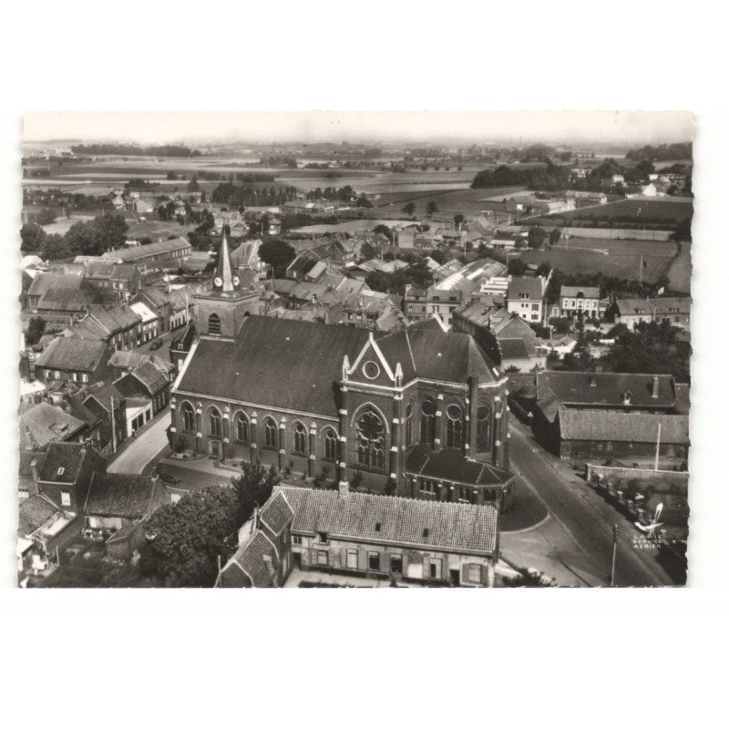 NEUVILLE-en-FERRAIN: l'église saint-quirin et la place vue aérienne 10X15 - très bon état