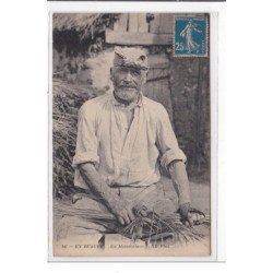 EN BEAUCE : un moissonneur - tres bon etat