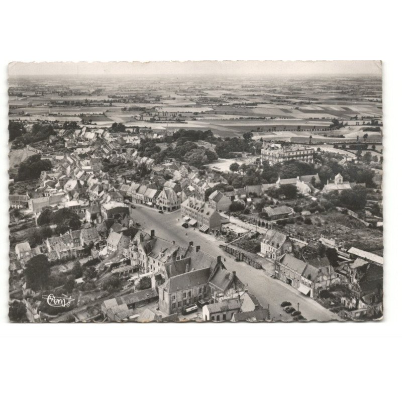 MONT-CASSEL: un coin de la grande place vue aérienne 10X15 - très bon état