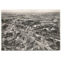 MONT-CASSEL: un coin de la grande place vue aérienne 10X15 - très bon état