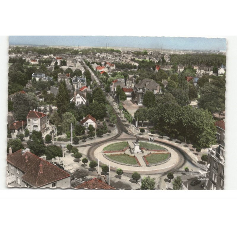 LAMBERSART: place de la victoire, le poilu vue aérienne 10X15 - très bon état