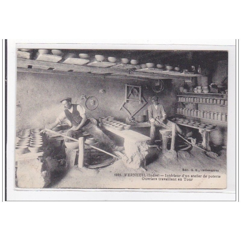 VERNEUIL : intérieur d'un atelier de poterie, ouvriers travaillant au tour - tres bon etat