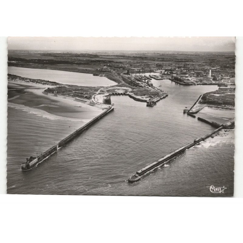 CALAIS: entrée du port vue aérienne 10X15 - très bon état