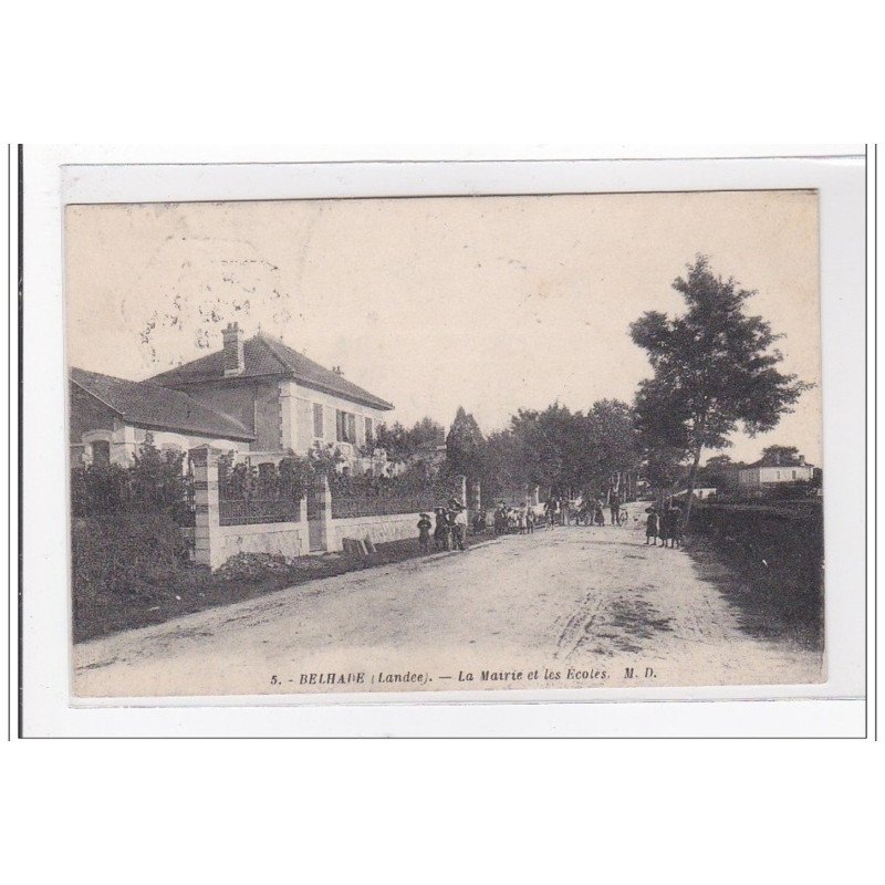 BELHADE : la mairie et les ecoles - tres bon etat