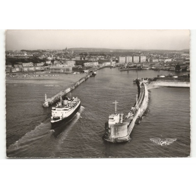 BOULOGNE-sur-MER: l'entrée du port et les jetées vue aérienne 10X15 - très bon état