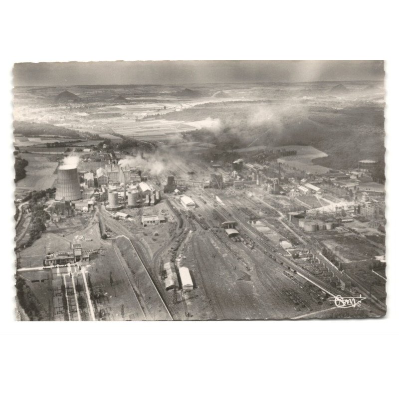 BETHUNE: la centrale de gosnay, au fond, les terrils du pays minier vue aérienne 10X15  - très bon état