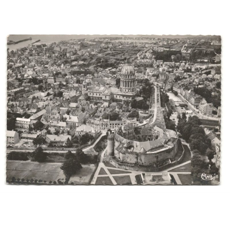 BOULOGNE-sur-MER: le château et la cathédrale vue aérienne 10X15  - très bon état