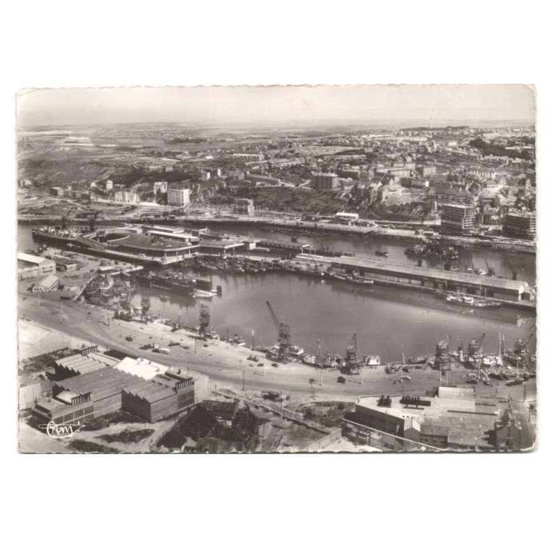 BOULOGNE-sur-MER: le port et la gare maritime vue aérienne 10X15  - très bon état