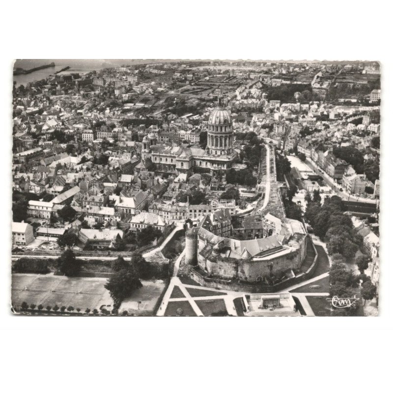 BOULOGNE-sur-MER: le château et la cathédrale vue aérienne 10X15  - très bon état