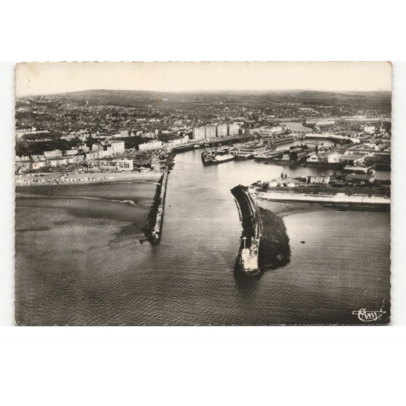 BOULOGNE-sur-MER: vue générale, l'entrée du port, vue aérienne 10X15  - très bon état