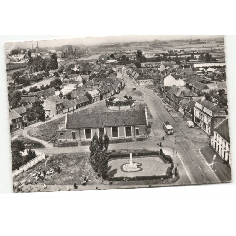 LABEUVRIERE: la place des sports vue aérienne 10X15 - très bon état