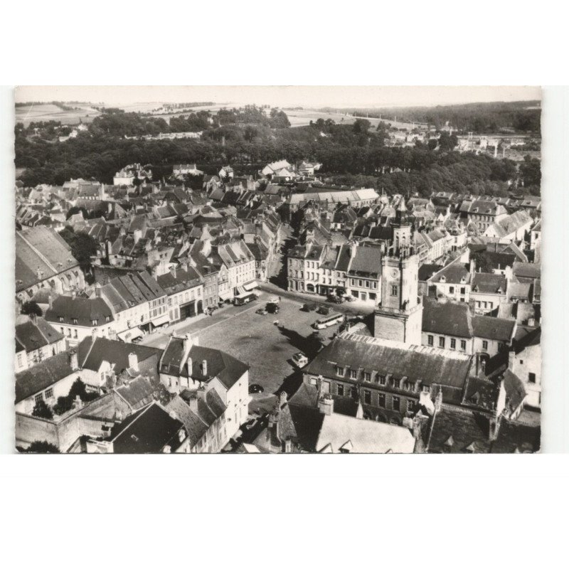 HESDIN: la grand' place et vue générale vue aérienne 10X15 - très bon état