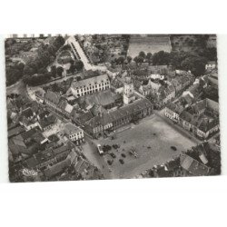HESDIN: la grand' place et l'hôtel de ville vue aérienne 10X15 - très bon état