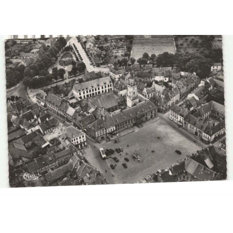HESDIN: la grand' place et l'hôtel de ville vue aérienne 10X15 - très bon état