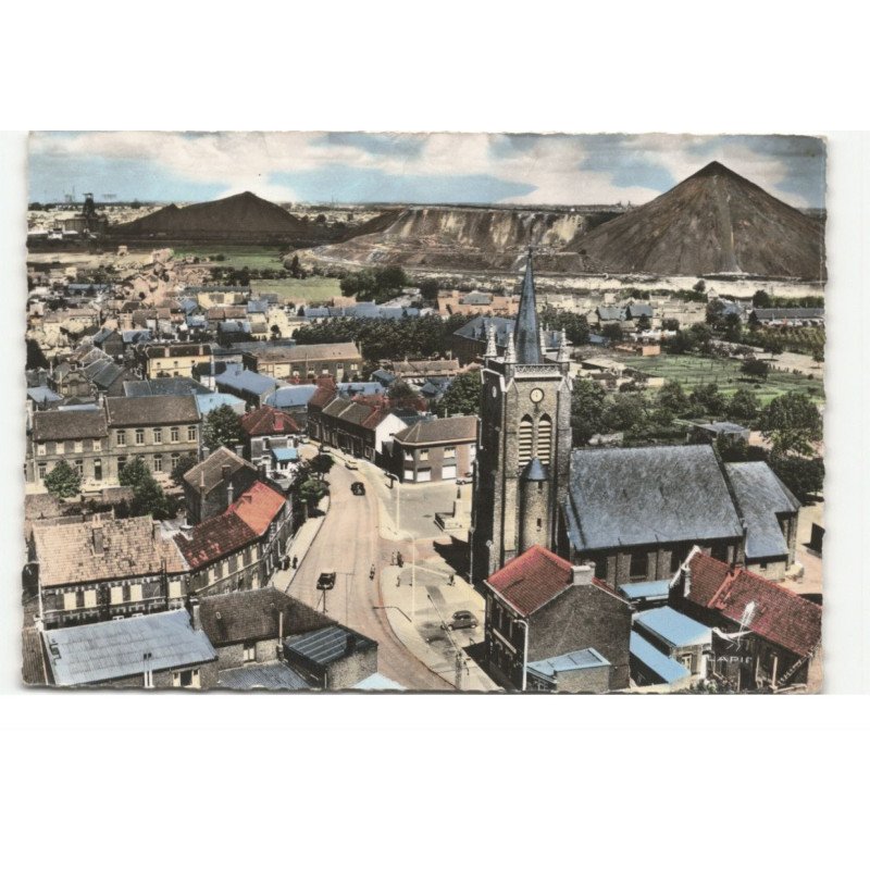 FOUQUIERES-les-LENS: le quartier de l'église vue aérienne 10X15 - très bon état