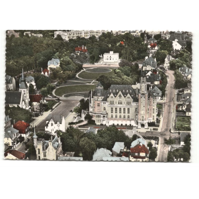 LE TOUQUET-PARIS-PLAGE: hôtel de ville, église sainte-jeanne d'arc, jardin d'ypres vue aérienne 10X15 - très bon état