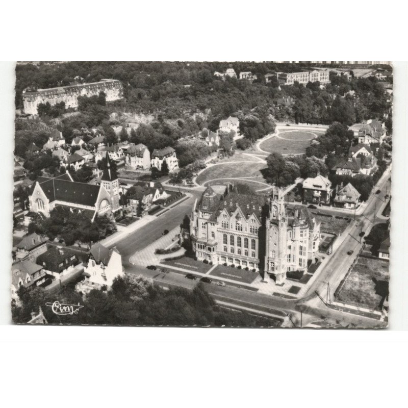 LE TOUQUET-PARIS-PLAGE: l'hôtel de ville et l'église vue aérienne 10X15 - très bon état