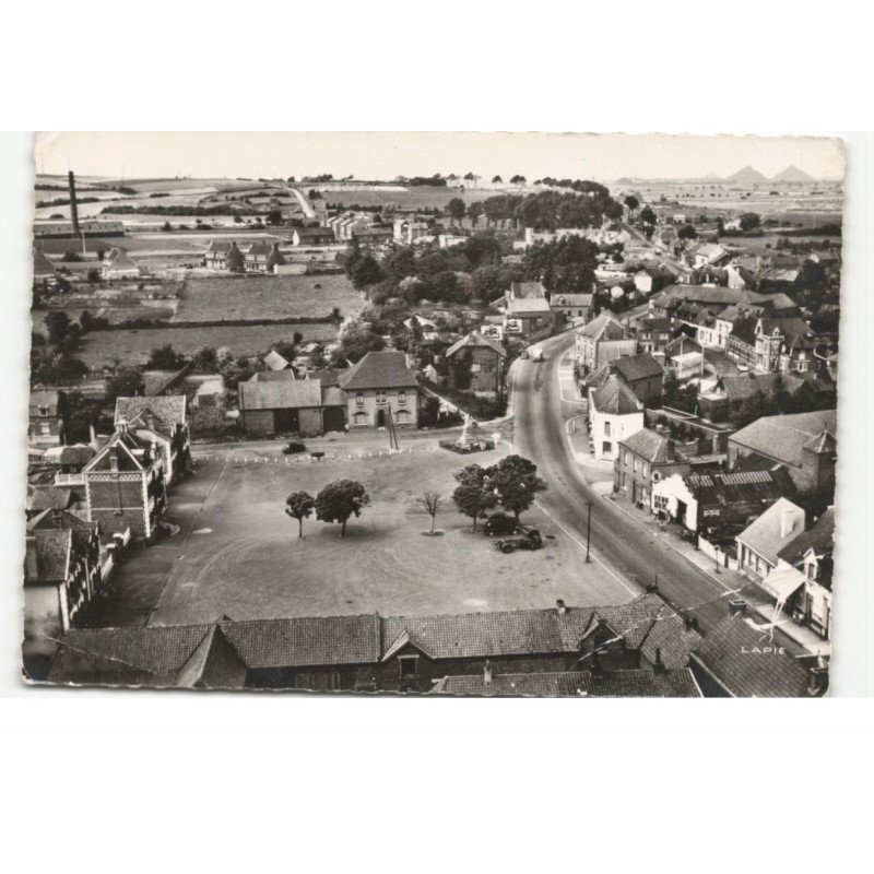 SOUCHEZ: la place de la mairie vue aérienne 10X15 - état