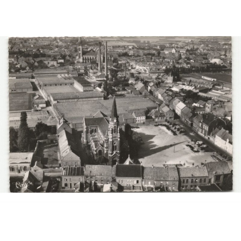 WERVICQ-SUD: grand' place, l'église dans le fond la belgique vue aérienne 10X15 - très bon état