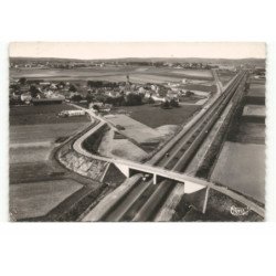 VENDEVILLE: l'autoroute, le village vue aérienne 10X15 - très bon état