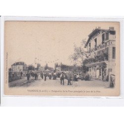 VIGNEUX: perspective de la palce principale le jour de la fête, hôtel - très bon état