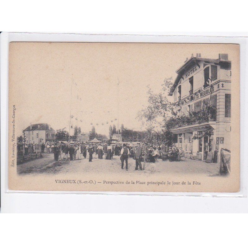 VIGNEUX: perspective de la palce principale le jour de la fête, hôtel - très bon état