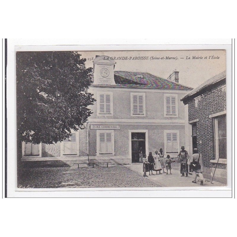 LA GRANDE-PAROISSE : la mairie et l'ecole - tres bon etat