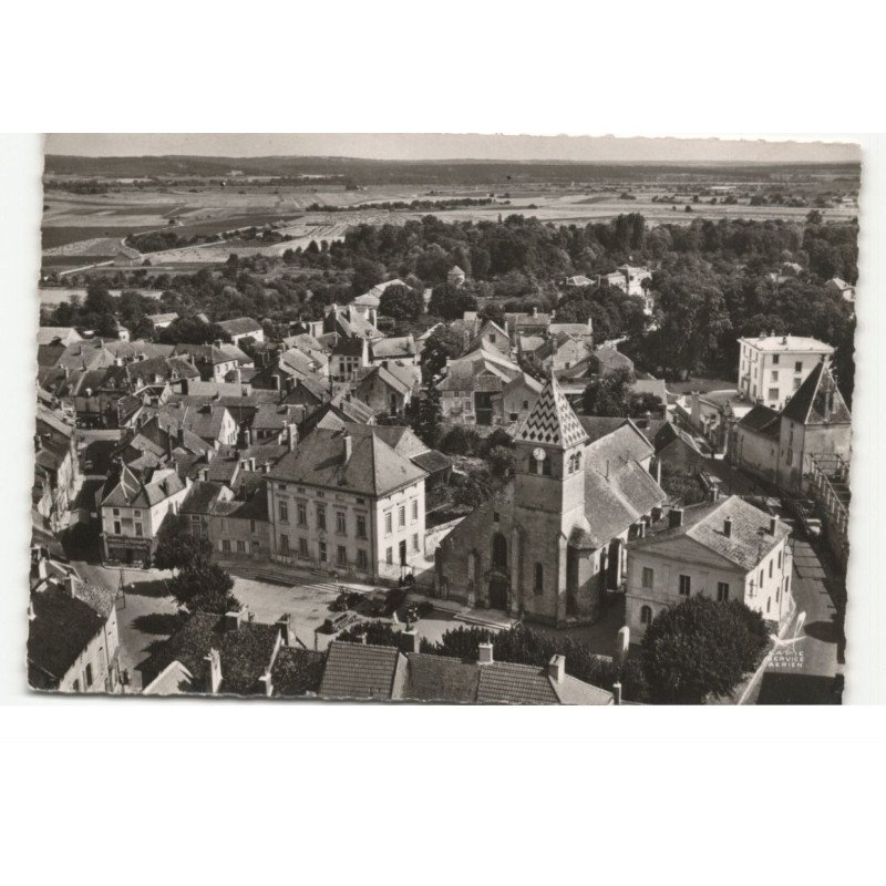 IS-sur-TILLE: l'église et la place vue aérienne 10X15 - très bon état