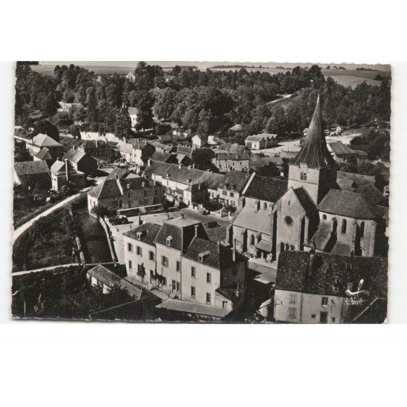 AIGNAY-le-DUC: l'église et la place vue aérienne 10X15 - très bon état
