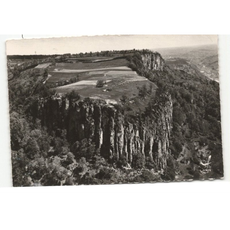 BORT-les-ORGUES: les orgues-roche de basalte d'une hauteur de 100m vue aérienne 10X15 - très bon état