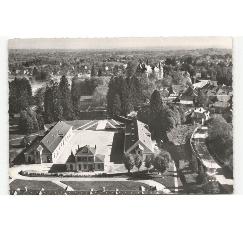 POMPADOUR: le haras et au fond, le château de la marquise vue aérienne 10X15 - très bon état