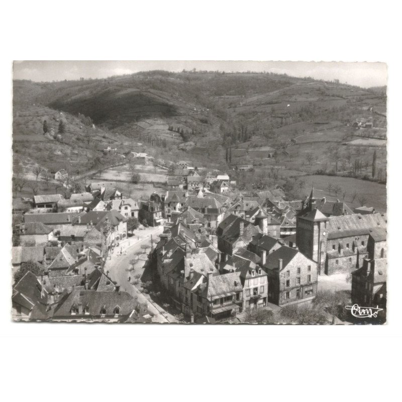 MEYSSAC: l'église et vue partielle vue aérienne 10X15 - très bon état