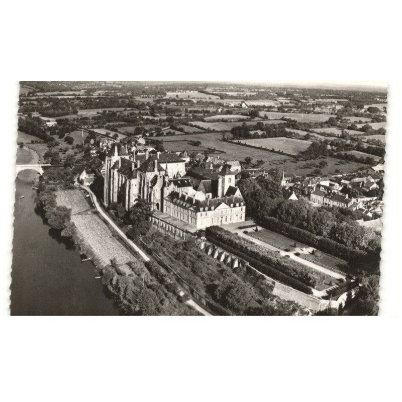 SOLESMES: l'abbaye saint-pierre, les jardins, la façade du XVIIIe siècle vue aérienne 10X15 - très bon état