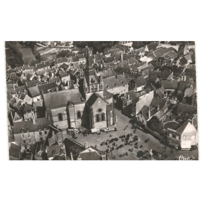 FRESNAY-sur-SARTHE: place de la république et l'église vue aérienne 10X15 - très bon état