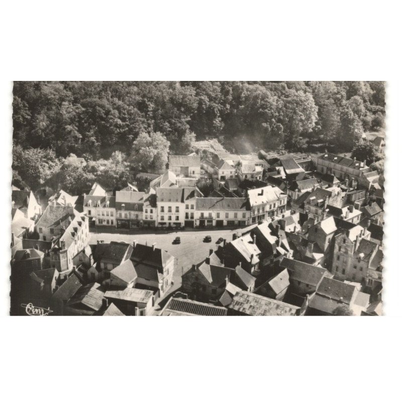 LA CHARTRE-sur-LOIR: place de la république, l'hôtel du cheval blanc vue aérienne 10X15 - état
