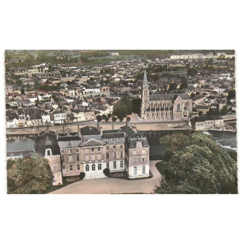 SABLE-sur-SARTHE: le château, l'église vue aérienne 10X15 - très bon état