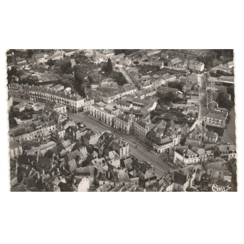 SABLE-sur-SARTHE: place de la mairie vue aérienne 10X15 - très bon état