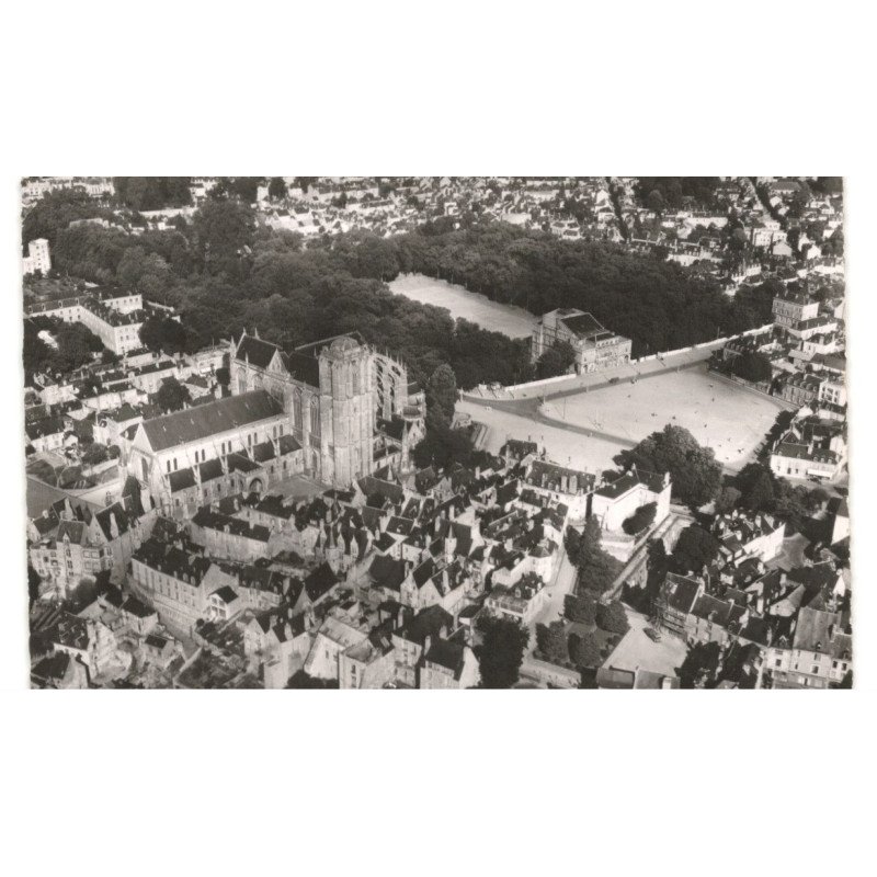 LE MANS: place des jacobins, la cathédrale et le théâtre vue aérienne 10X15 - très bon état