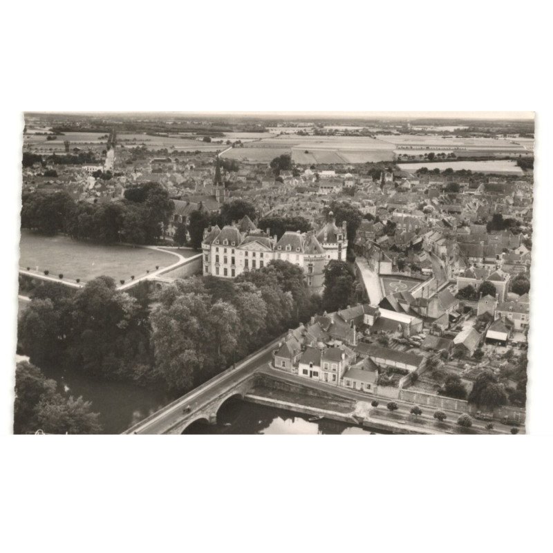 LE LUDE: le pont, le château vue aérienne 10X15 - très bon état