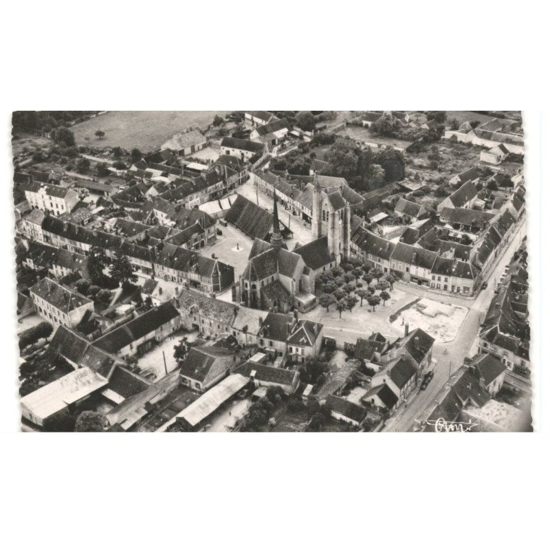 EGREVILLE: la place de l'église vue aérienne 10X15 - très bon état