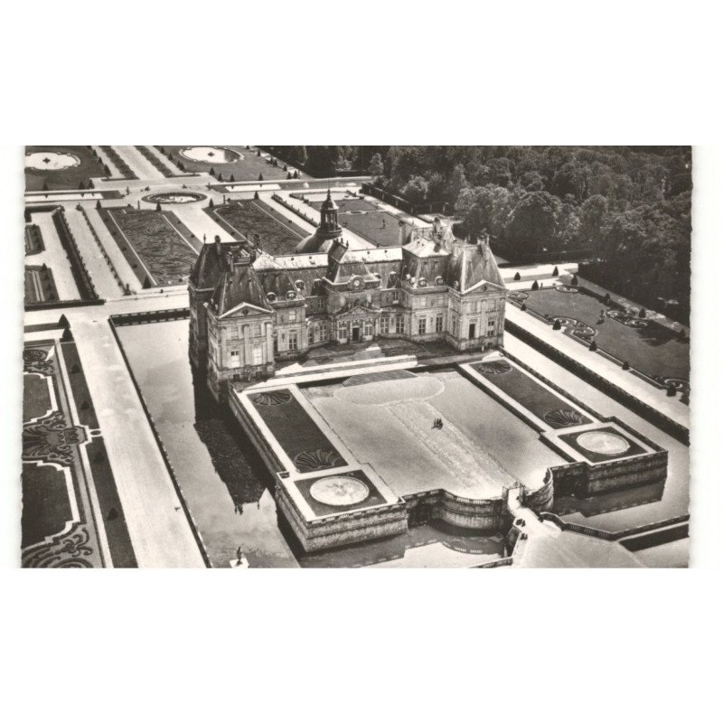 VAUX-le-VICOMTE: château et jardins dessinés par Le Nôtre vue aérienne 10X15 - très bon état