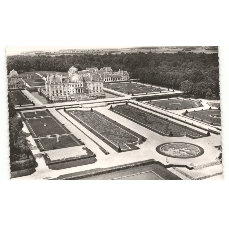 VAUX-le-VICOMTE: château et les jardins dessinés par Le Nôtre vue aérienne 10X15 - très bon état