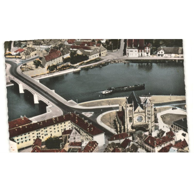 MONTEREAU: l'église vue aérienne 10X15 - très bon état