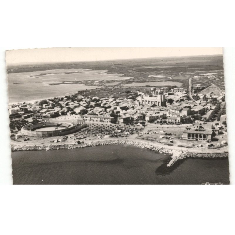 SAINTES-MARIES-de-la-MER: vue générale, les arènes, le casino vue aérienne 10X15 - très bon état