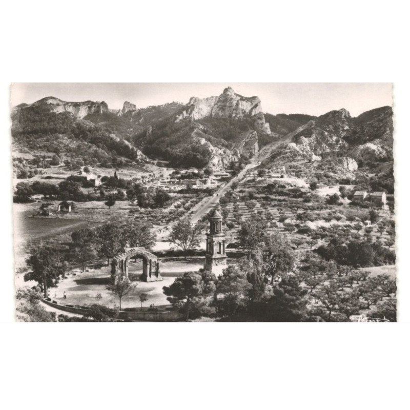 SAINT-REMY-de-PROVENCE: les antiques les ruines romaines de glanum et le mont gossier vue aérienne 10X15 - très bon état