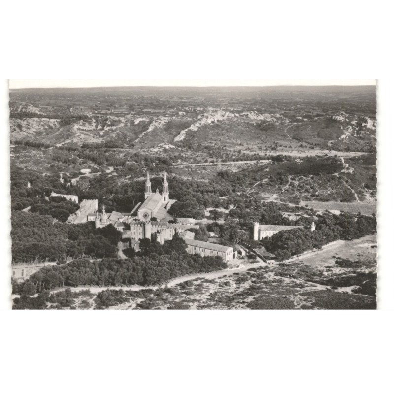 SAINT-MICHEL-de-FRIGOLET: abbaye, la montagnette et dans le fond, graveson vue aérienne 10X15 - très bon état